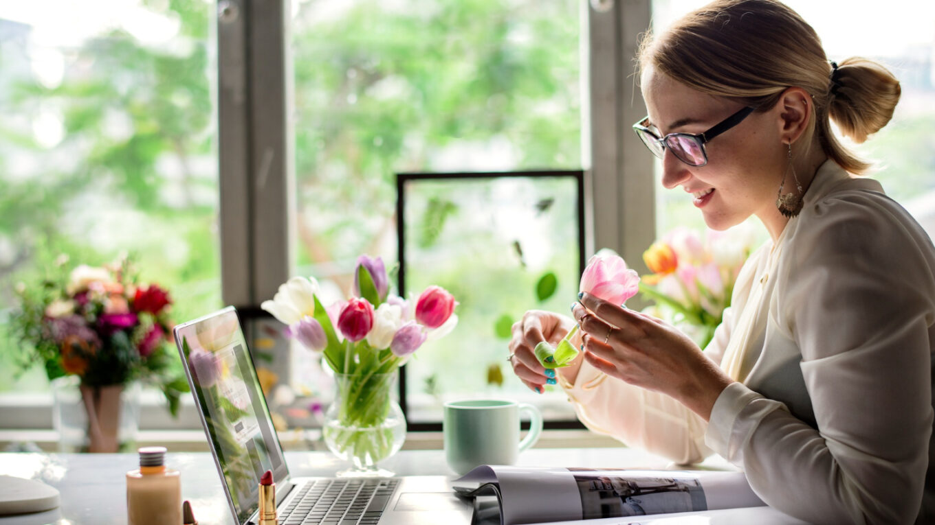 Os Benefícios de Ter Flores no Ambiente de Trabalho: Produtividade e Bem-Estar